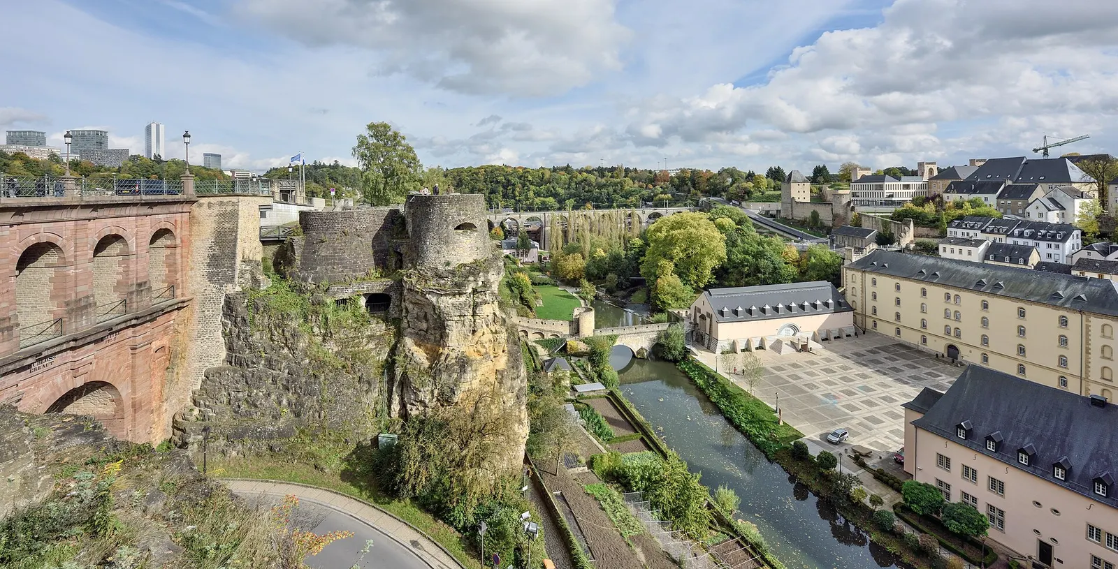 Luxembourg City: the Grund quarter in the Alzette valley, seen from the Corniche