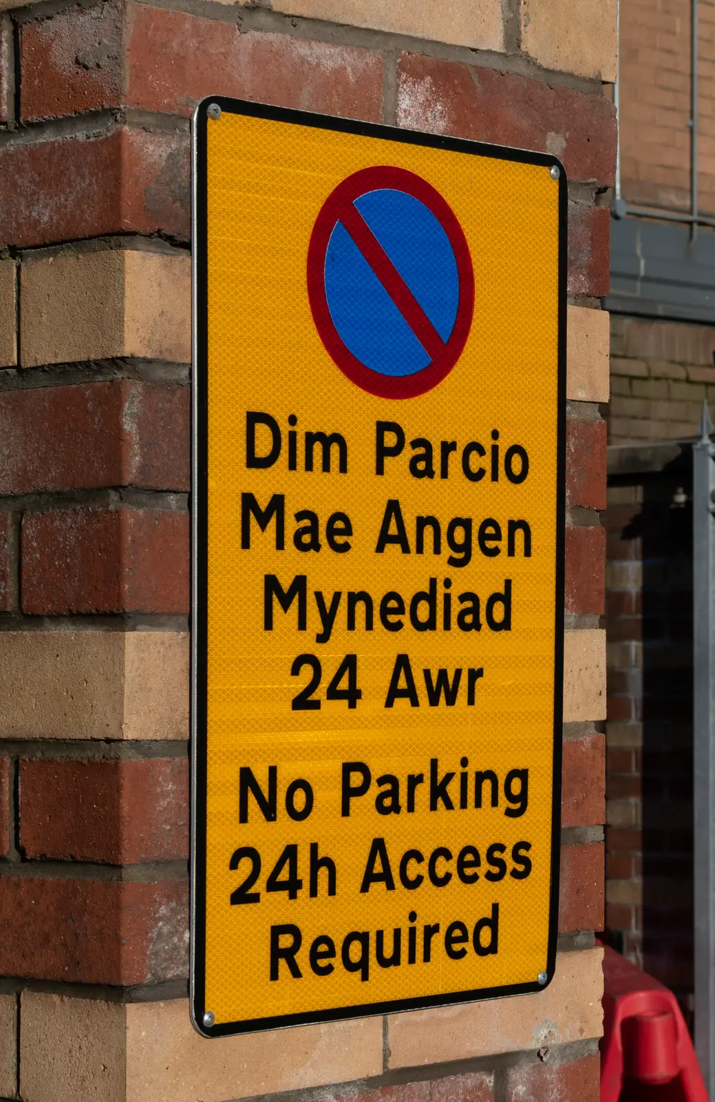 A bilingual Welsh and English street sign